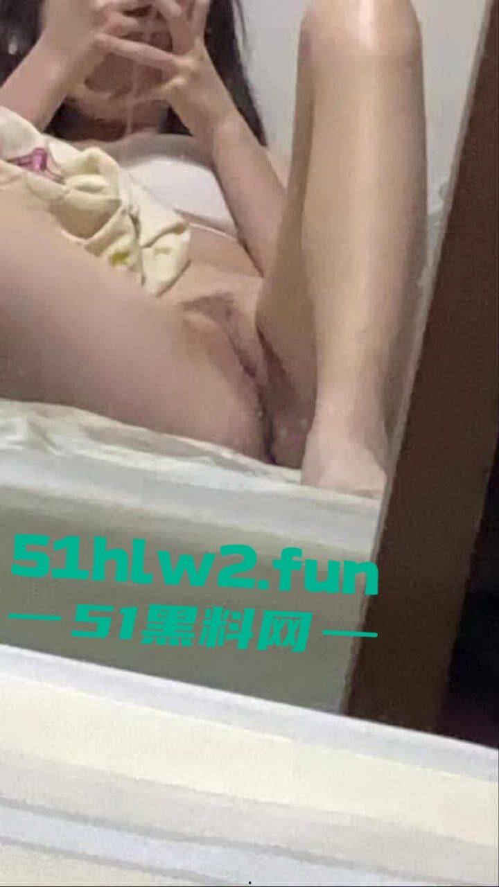 苏州夜店骚鸡【张怡彤】 高冷颜值大奶尤物,巨乳白嫩硕大腰肢纤细美腿修长居家自拍勾引客人,大尺度视图流出。-6