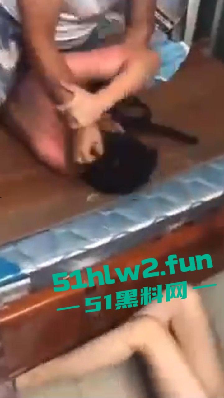 捉奸现场实拍,大胆奸夫到正主家里操别人老婆,结果丈夫提前回家捉奸当场暴揍场面超刺激。-3