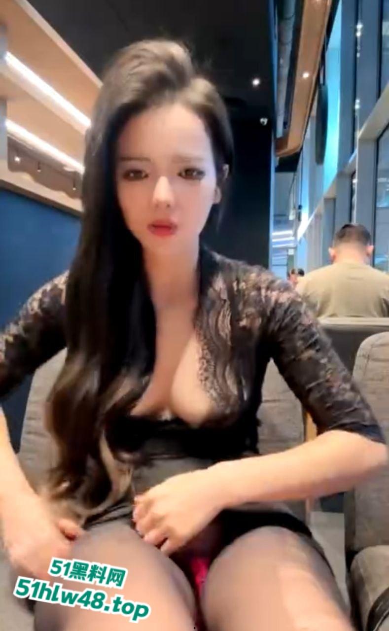 反差女神【琪琪】在商场玩露出,跳蛋插逼当众撕袜骚言骚语说不停脸皮真厚!-3