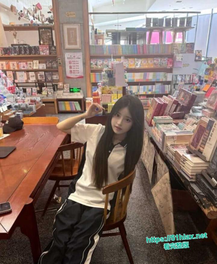 四川职业学院洪雯雯宿舍拉男友开干 上铺床板吱响喘息压不住 毫不避讳下铺室友-4