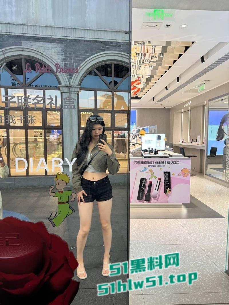 广西桂林【伍凌慧】做爱视频爆出，大奶喷水尤物裸聊自慰被金主高价包养，没想到大哥竟然有艾滋病！-1