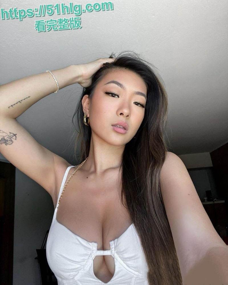 【上海】赴美留学生【张君雅】与老外不雅视频流出 巨乳自拍揉奶自慰 被大屌后入爆操 淫叫不断-2