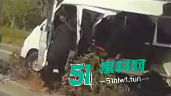 网传视频浙江桐乡屠甸车祸,疑似辆车开斗气车相撞一死一伤,面包车直接粉碎半个车厢消失。-5