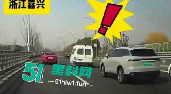 网传视频浙江桐乡屠甸车祸,疑似辆车开斗气车相撞一死一伤,面包车直接粉碎半个车厢消失。-6
