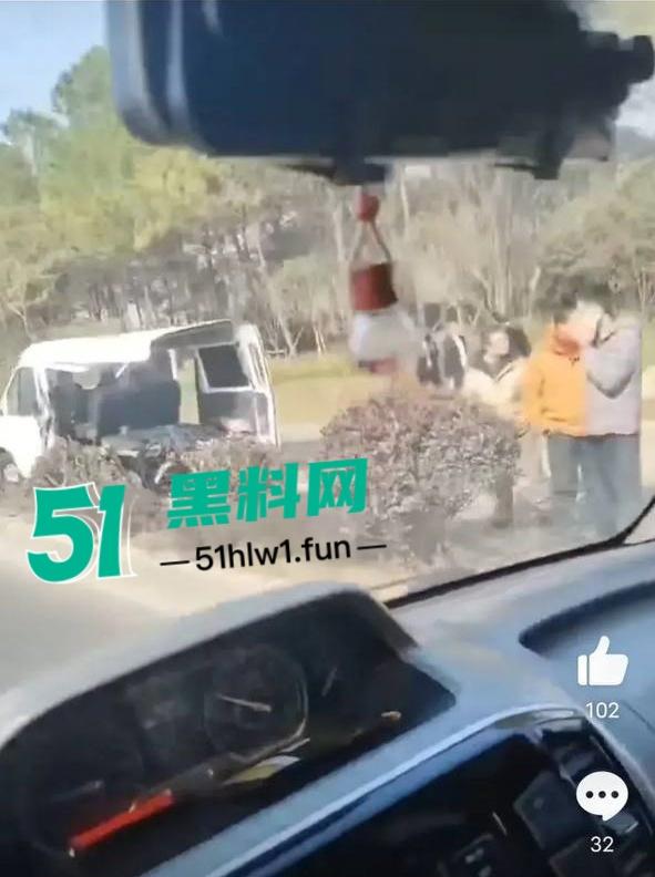 网传视频浙江桐乡屠甸车祸,疑似辆车开斗气车相撞一死一伤,面包车直接粉碎半个车厢消失。-7