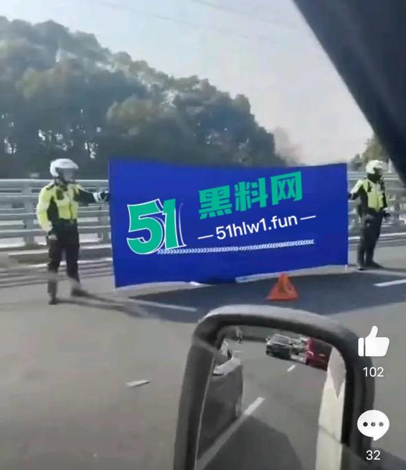 网传视频浙江桐乡屠甸车祸,疑似辆车开斗气车相撞一死一伤,面包车直接粉碎半个车厢消失。-9