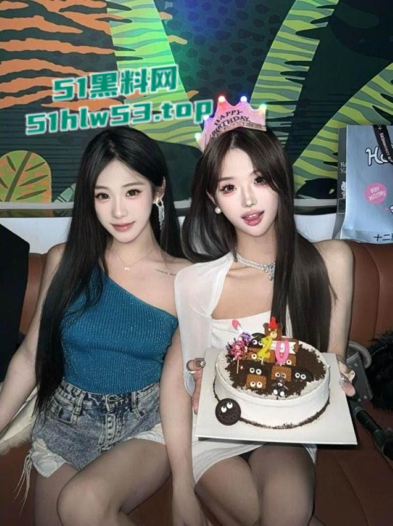 抖音极品女神【饭饭来了】惊曝TS身份小丁丁被后入爆操狂甩,约炮视频流出颠覆粉丝认知!-2