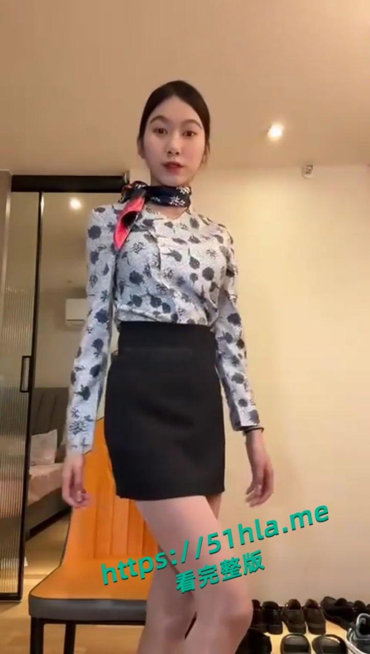 抖音极品网红【Loioeei】做爱视频流出，各种制服展示诱人身材，翘臀撅起嫩逼被后入疯狂爆操！-5