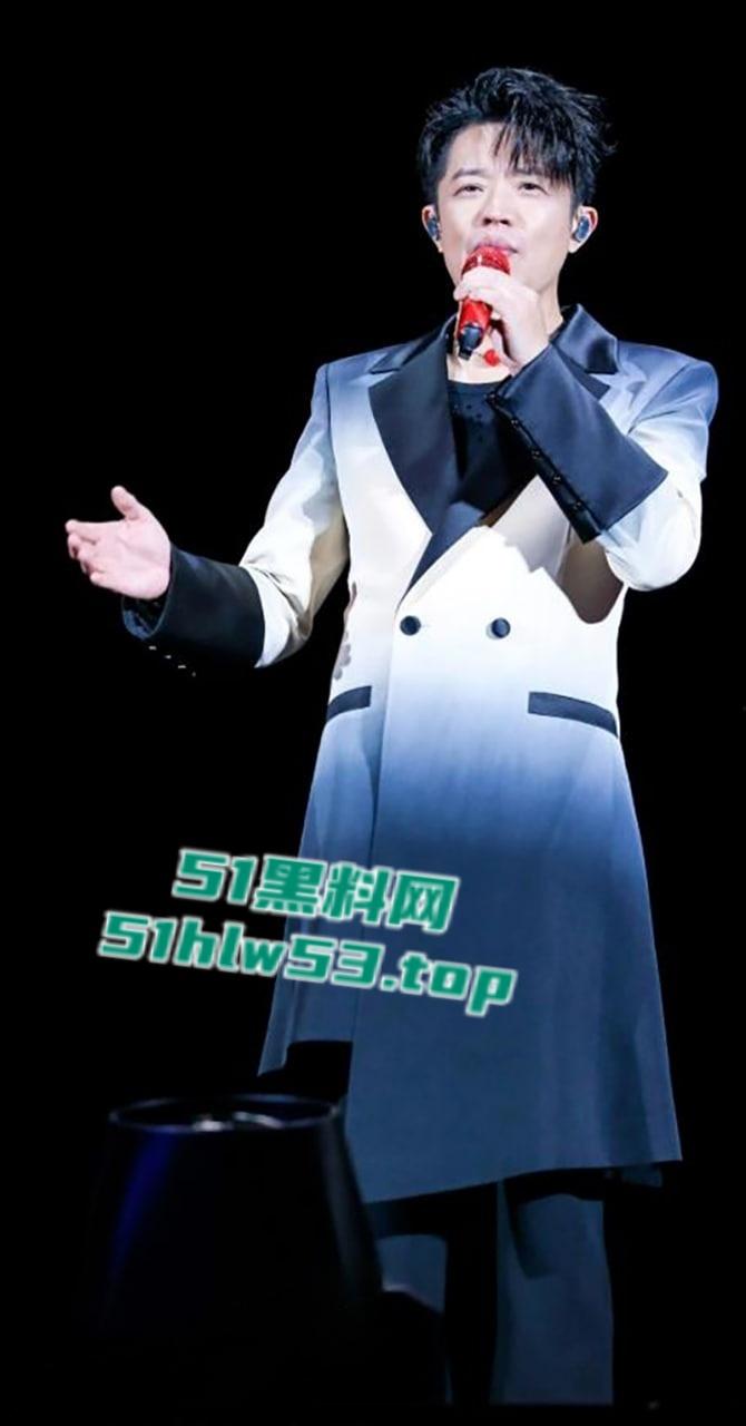 凤凰传奇男歌手【曾毅】性爱姿势手表登热搜，自曝曾殴打女工作人员，把人当猴耍，全网热搜点燃舆论火焰！-2