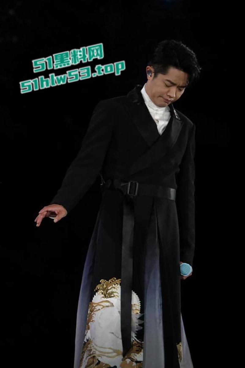 凤凰传奇男歌手【曾毅】性爱姿势手表登热搜，自曝曾殴打女工作人员，把人当猴耍，全网热搜点燃舆论火焰！-4