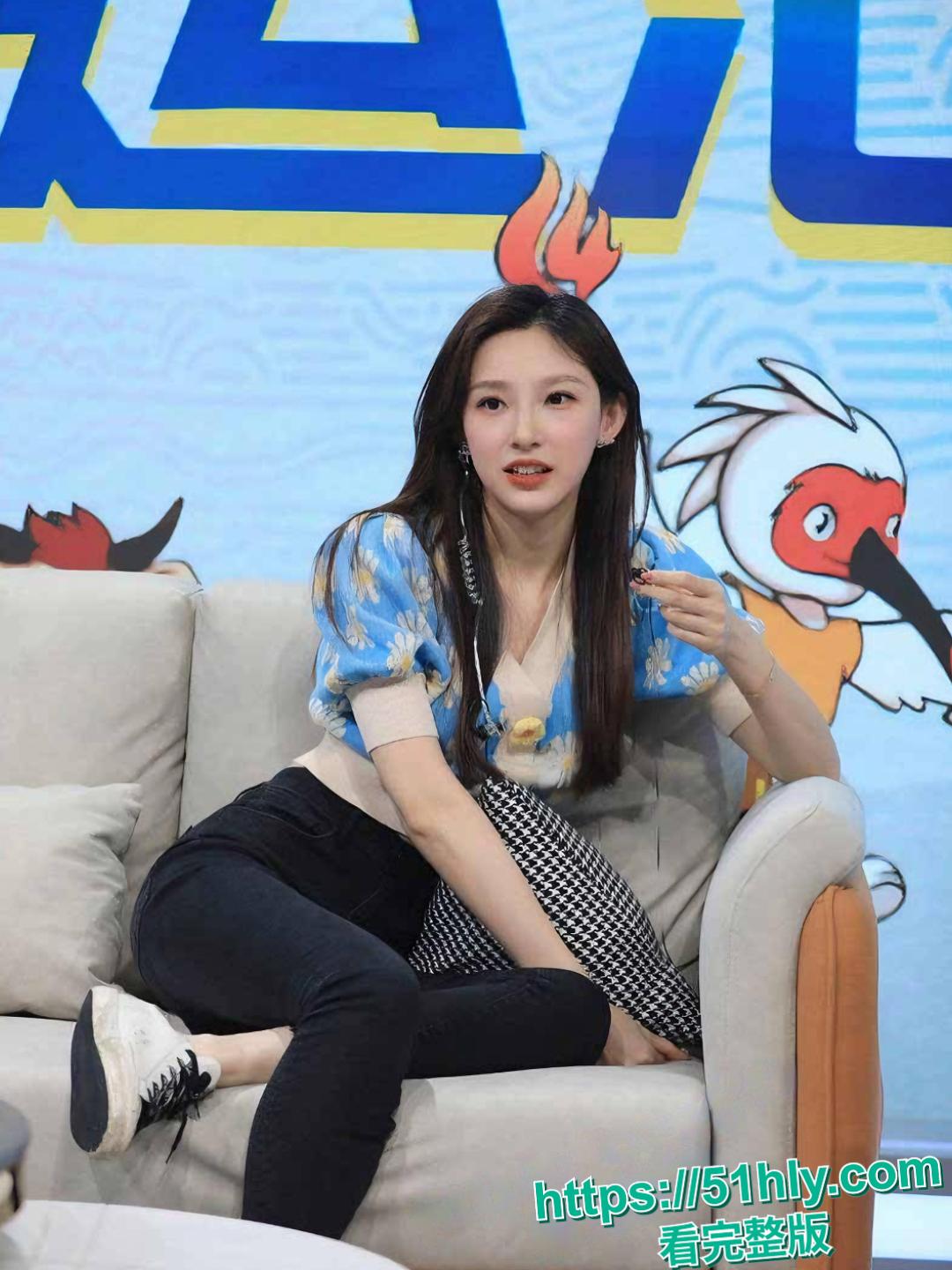 吴亦凡事件女主 都美竹 新恋情曝光 献身京圈50岁灰产大佬 三里屯酒店激情交欢 性爱视频流出！-5