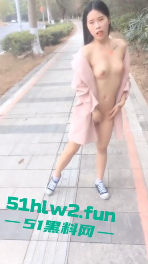 牛逼情侣,户外在公园大白天开始黄播,寻求流量丝毫不顾及路人开始博眼球遭到路人曝光,引发网友们热议。-8