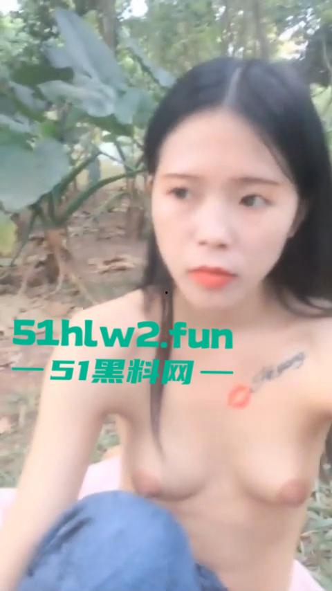 牛逼情侣,户外在公园大白天开始黄播,寻求流量丝毫不顾及路人开始博眼球遭到路人曝光,引发网友们热议。-9