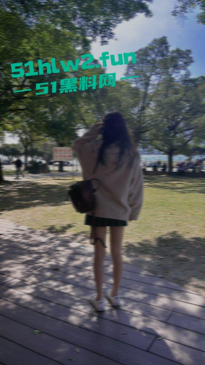 骚到没边的台湾反差婊,白天光屁股等男人来操,晚上回家自己掰开逼浪叫求干,最爱露出让人看!-4