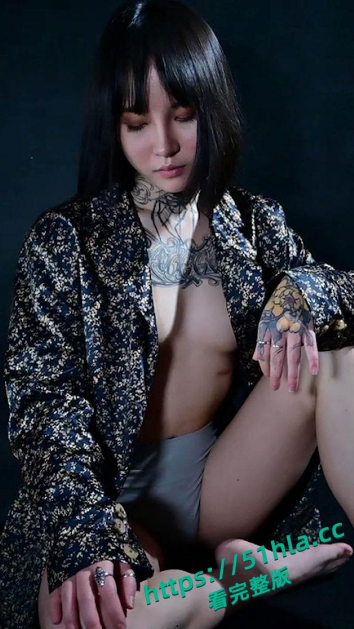 重庆观音桥化妆店员【张佳】全身刺青大尺度写真流出，C杯美乳纤腰翘臀白虎嫩穴诱惑十足！-2