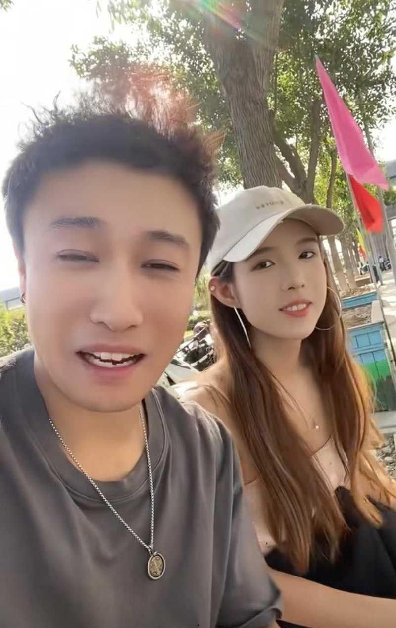 抖音33岁大叔 啊瓜满街跑 03年模特女友调教成小母狗 尿液精液糊满脸尺度炸裂！-2