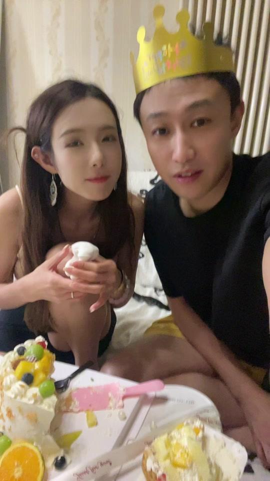 抖音33岁大叔 啊瓜满街跑 03年模特女友调教成小母狗 尿液精液糊满脸尺度炸裂！-5