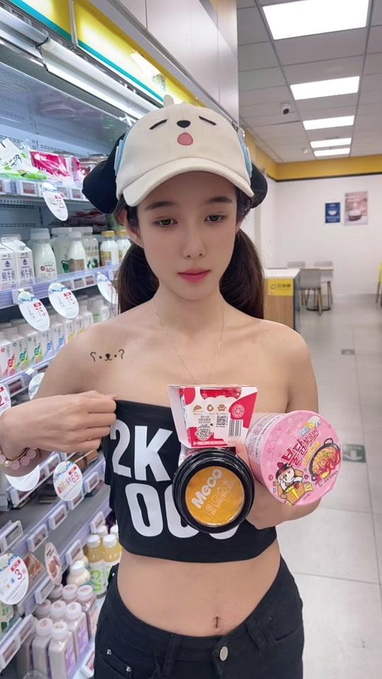 抖音33岁大叔 啊瓜满街跑 03年模特女友调教成小母狗 尿液精液糊满脸尺度炸裂！-6