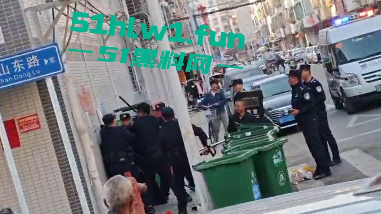 广东揭阳无业男子持刀示威被防暴警察当街擒拿 成功把自己送进局子 年夜饭有着落了！-2