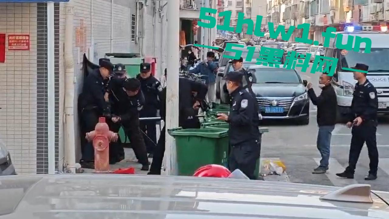 广东揭阳无业男子持刀示威被防暴警察当街擒拿 成功把自己送进局子 年夜饭有着落了！-4