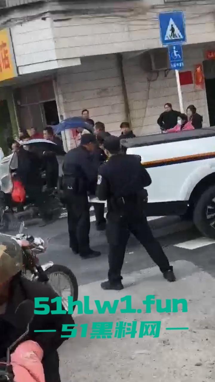 广东揭阳无业男子持刀示威被防暴警察当街擒拿 成功把自己送进局子 年夜饭有着落了！-5