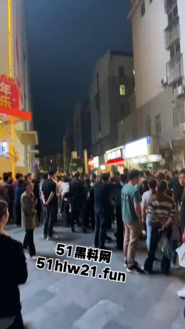 无码血腥慎入!安徽无为久久鸭鸭脖老板与人发生口角,被砍下脑袋当球踢,脑浆流泄一地。-1