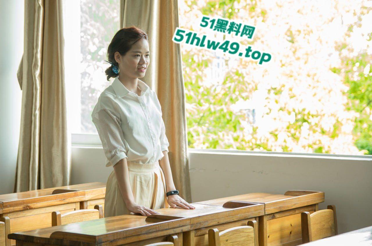 广东茂名人妻【何丽燕】性感骚人妻，大学到婚后一直被金主包养，婚后毫无节制被老公发现曝光！-4