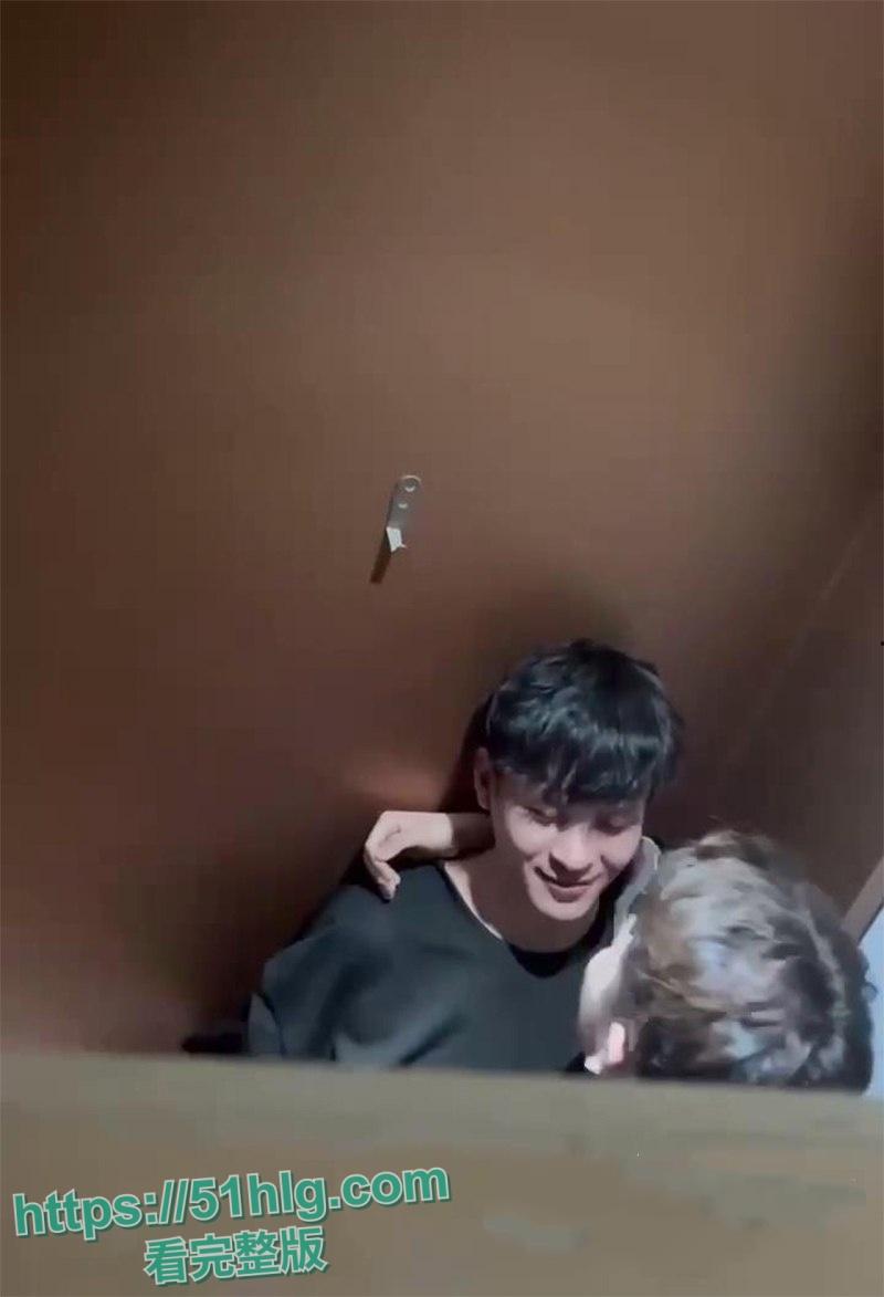 【江苏】男同约炮闹乌龙 两对公鸳鸯幽会配错对 厕所基情舌吻 酒店狂欢激情后入 画面刺激震碎三观-1