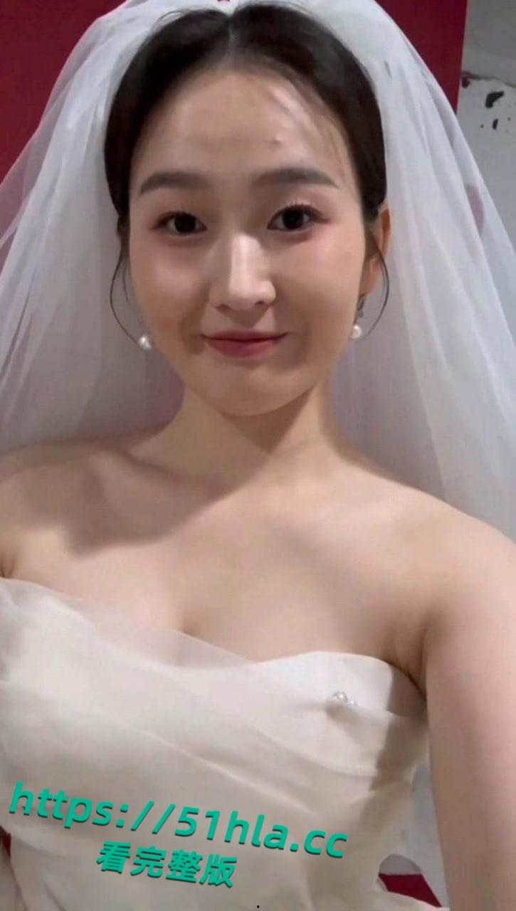 绿帽龟分享新婚淫妻性爱视频，骚浪少妇床上媚态百出，鸡巴吃的嘬嘬响，满脸期待渴望被大屌满足！-2