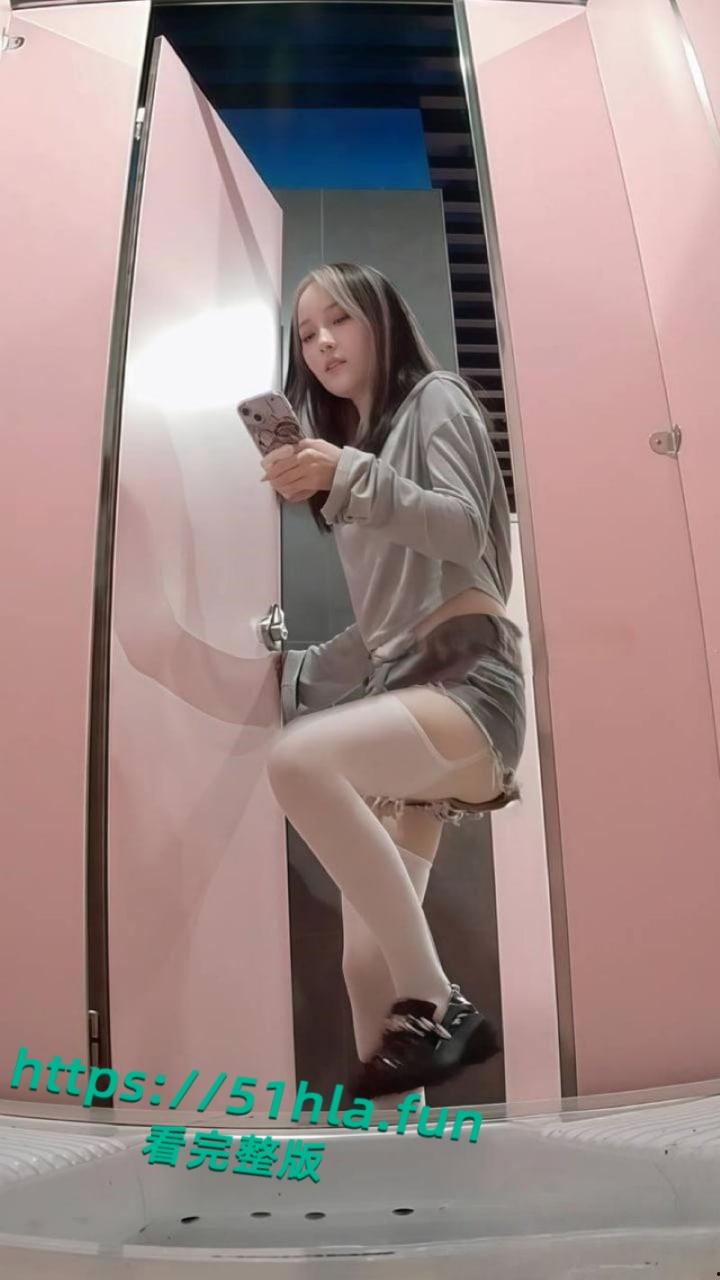 精选女厕偷拍，各类型高颜值小姐姐露脸放尿，脸穴同框特写翘臀白虎一线天全曝光！-1