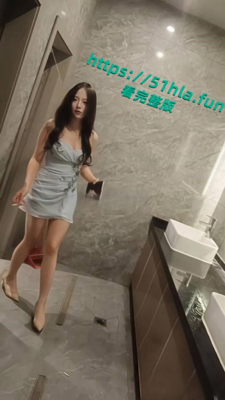 精选女厕偷拍，各类型高颜值小姐姐露脸放尿，脸穴同框特写翘臀白虎一线天全曝光！-2