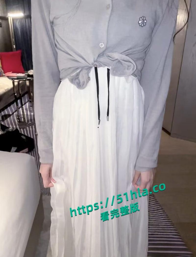 顶级约炮大神【小狗饲养员】项圈狗绳齐上阵调教极品女神,一线天嫩穴被疯狂爆操插出白浆!-5