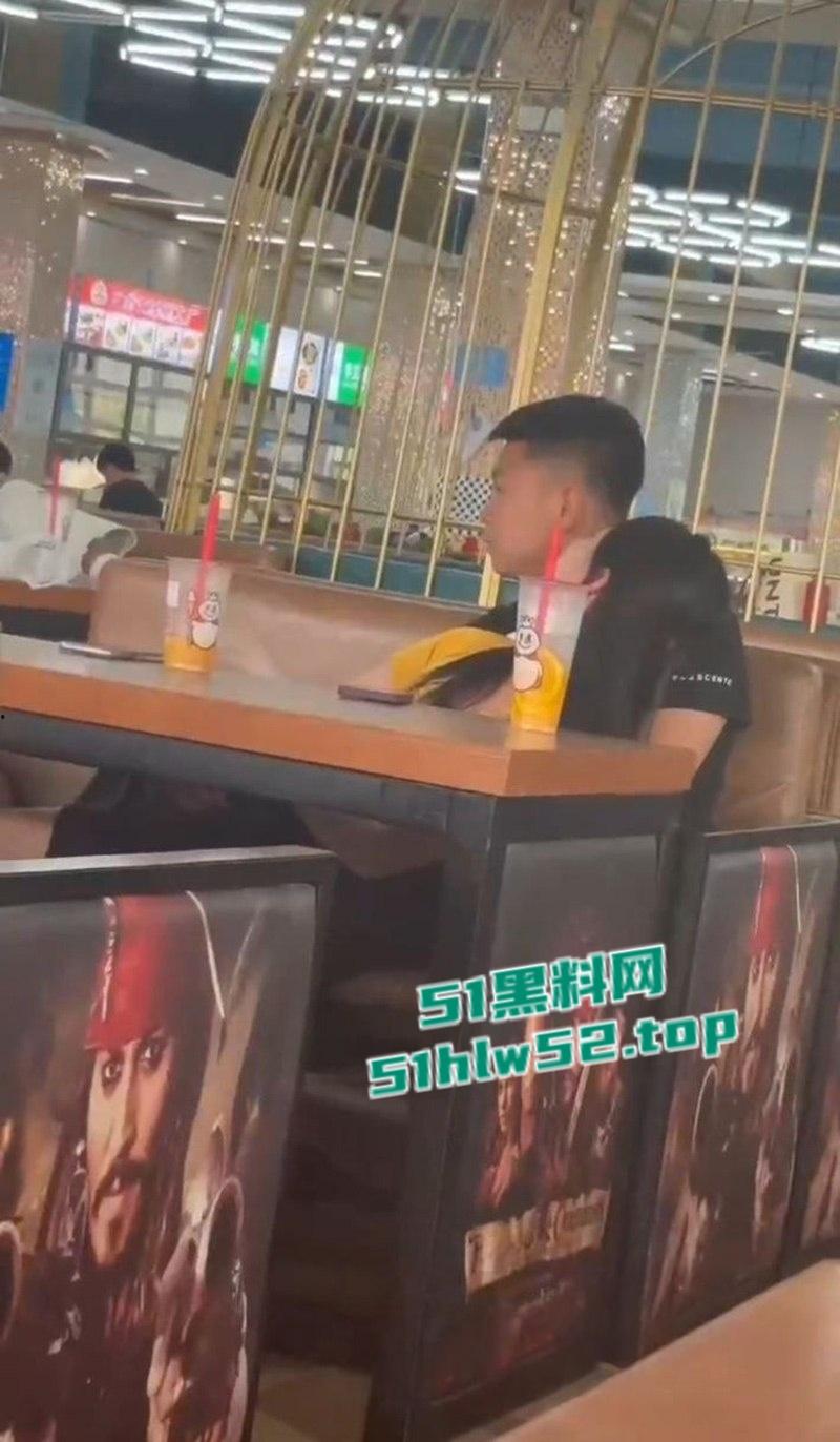 青岛技师学院学生食堂激情口交，狗男女视频惨遭微信群疯传，瓜友们都惊呆了这么刺激的吗？-3